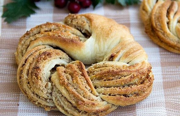 Слоеные плюшки с ореховой начинкой Слоеные плюшки с ореховой начинкой