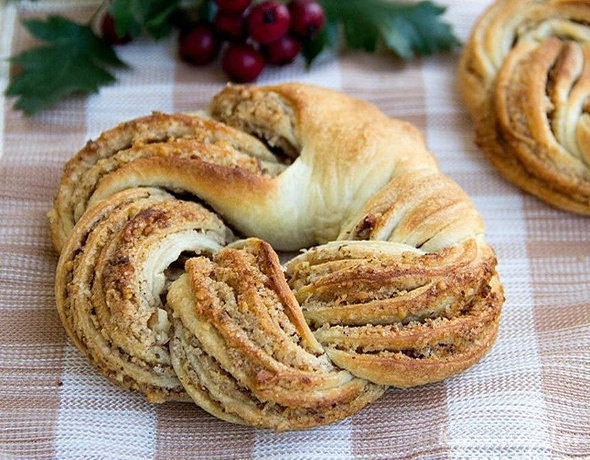 Слоеные плюшки с ореховой начинкой