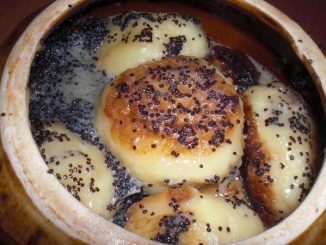 Сырники с маково-сметанным соусом