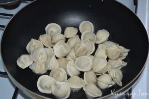 Жареные пельмени с соевым соусом