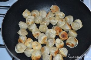 Жареные пельмени с соевым соусом