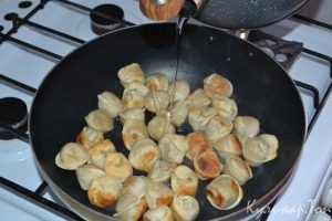 Жареные пельмени с соевым соусом