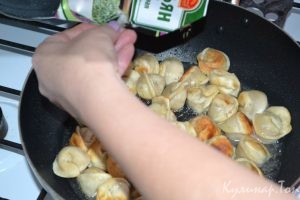 Жареные пельмени с соевым соусом