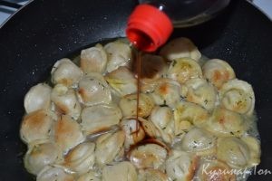Жареные пельмени с соевым соусом