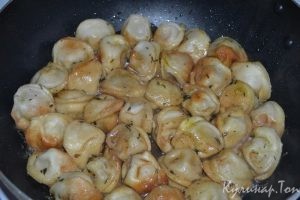 Жареные пельмени с соевым соусом