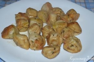Жареные пельмени с соевым соусом