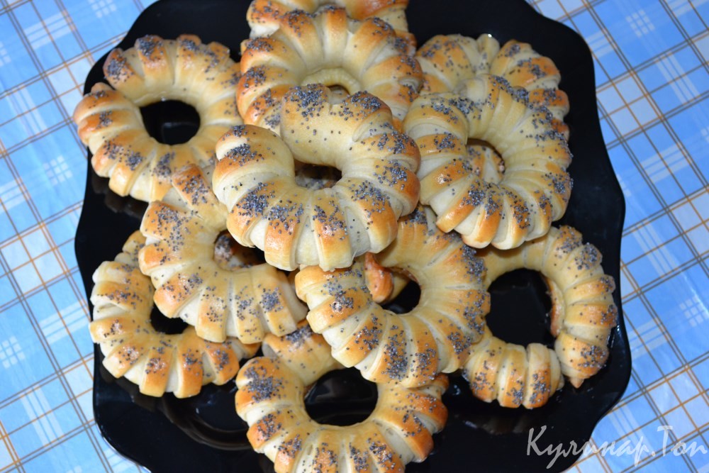 Булочки-колечки с маком и сахаром