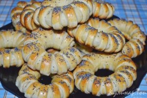 Булочки-колечки с маком и сахаром