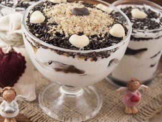 Чернослив с грецкими орехами, под сметанным кремом