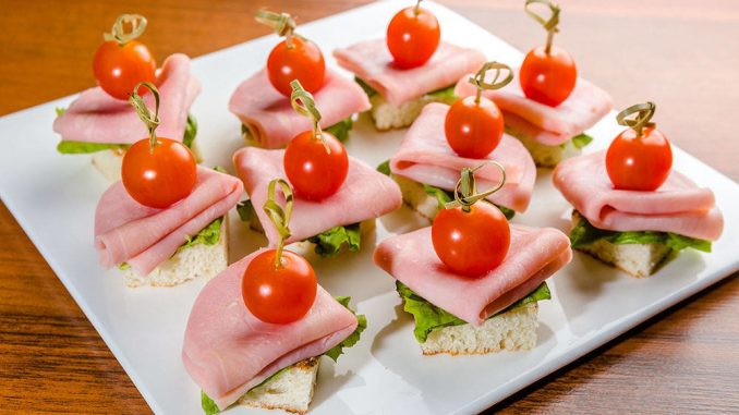 Канапе из ветчины, сыра и черри Канапе из ветчины, сыра и черри