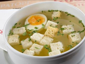 Куриный бульон с яйцом, морковью и сухариками