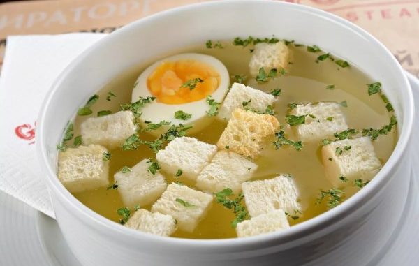 Куриный бульон с яйцом, морковью и сухариками Куриный бульон с яйцом, морковью и сухариками