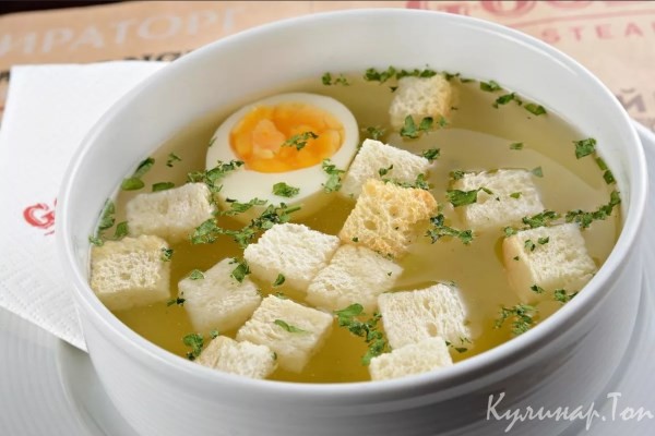 Куриный бульон с яйцом, морковью и сухариками