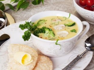 Легкий сырный суп с брокколи и грибами