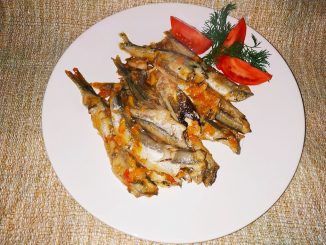 Мойва с овощами на сковороде