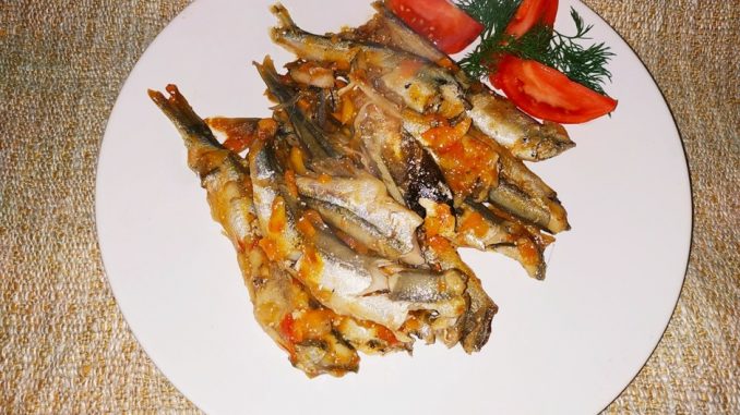 Мойва с овощами на сковороде Мойва с овощами на сковороде