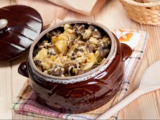 Мясо в горшочке с шампиньонами и сыром