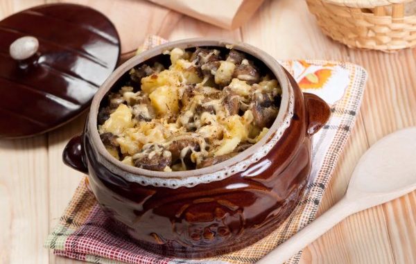 Мясо в горшочке с шампиньонами и сыром Мясо в горшочке с шампиньонами и сыром