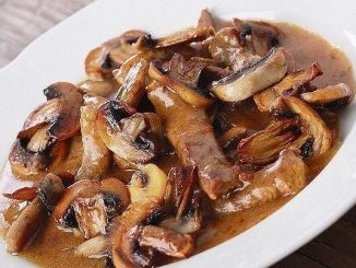 Нежная говядина с соусом и грибами