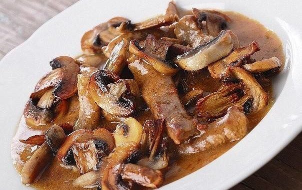 Нежная говядина с соусом и грибами Нежная говядина с соусом и грибами