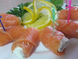 Рулетики из семги с сыром и чесноком