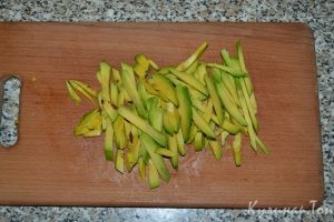 Салат с корейской морковью и авокадо