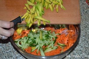 Салат с корейской морковью и авокадо