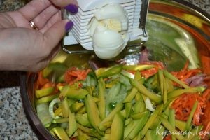 Салат с корейской морковью и авокадо