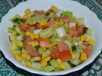 Салат с помидором, огурцом и сельдереем