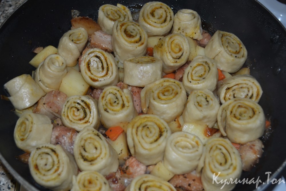 Свинина с пряными рулетиками