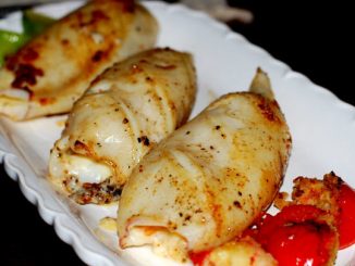 Кальмары, фаршированные шампиньонами и овощами