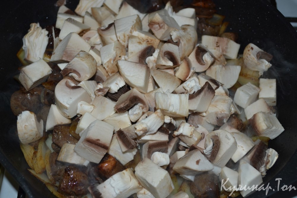 Говяжья печень, тушенная с шампиньонами