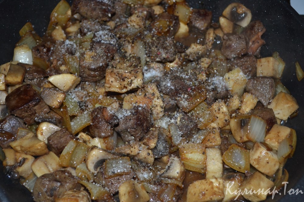 Говяжья печень, тушенная с шампиньонами