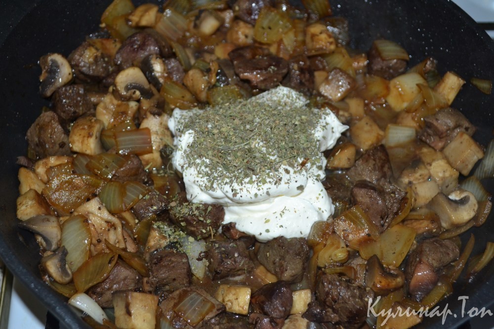 Говяжья печень, тушенная с шампиньонами