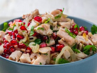 Легкий салат с курицей и зернами граната