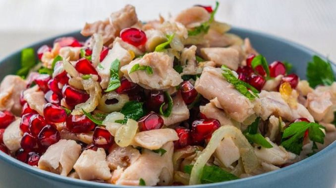 Легкий салат с курицей и зернами граната Легкий салат с курицей и зернами граната