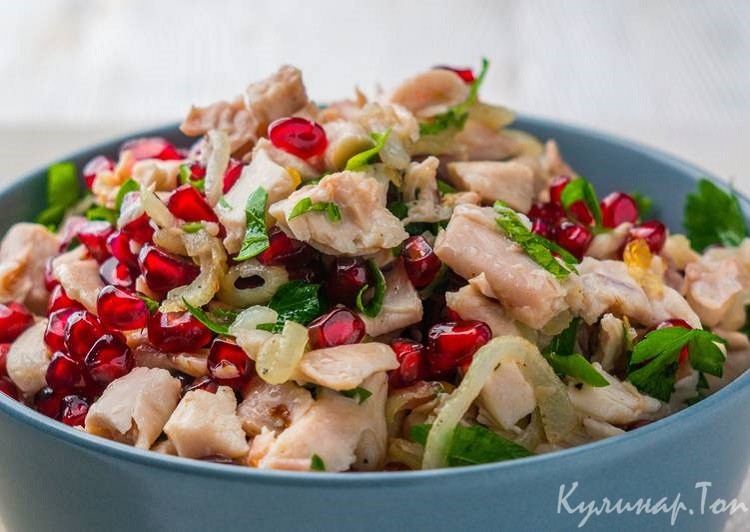 Легкий салат с курицей и зернами граната