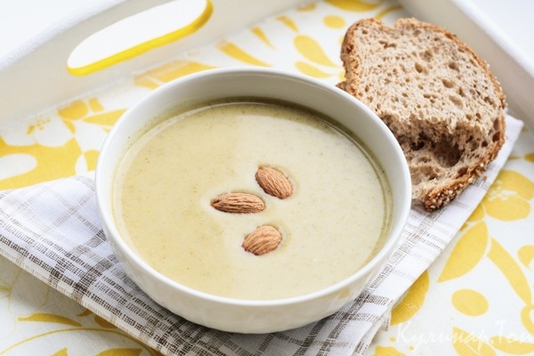 Миндальный суп с творогом и персиками