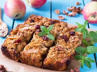 Овсяная запеканка с яблоком, вишней и грецкими орехами