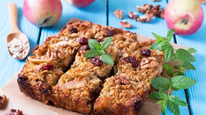 Овсяная запеканка с яблоком, вишней и грецкими орехами Овсяная запеканка с яблоком, вишней и грецкими орехами