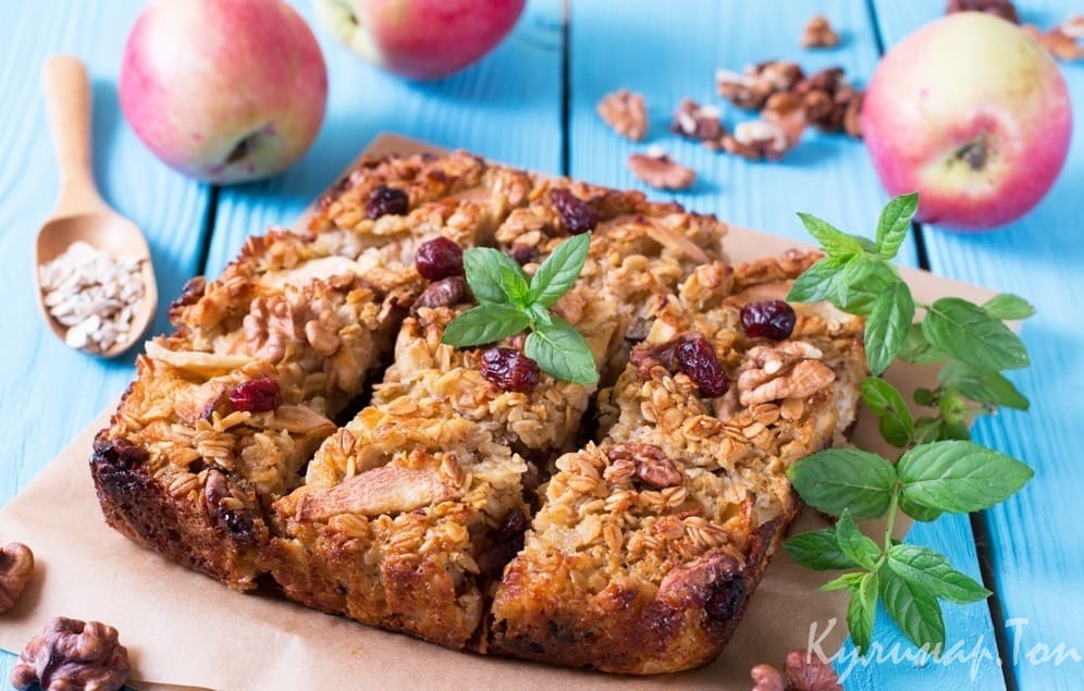 Овсяная запеканка с яблоком, вишней и грецкими орехами