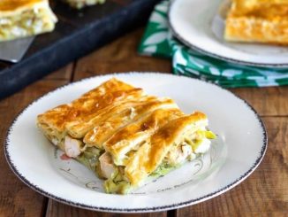 Пирог с курицей, пореем и сыром бри