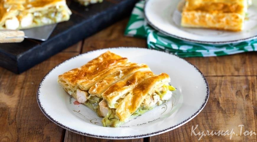 Пирог с курицей, пореем и сыром бри