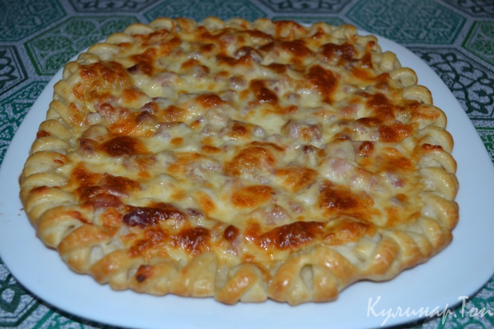 Пицца с колбасой и беконом