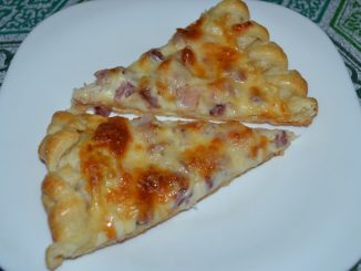 Пицца с колбасой и беконом