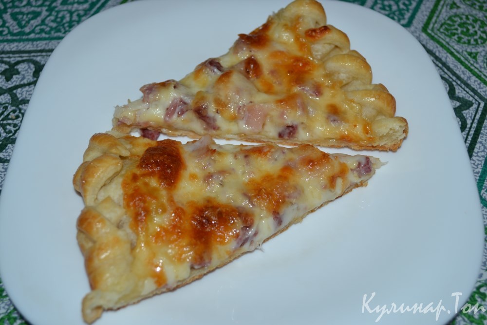 Пицца с колбасой и беконом