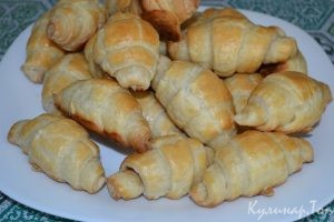 Рогалики из слоеного теста с беконом
