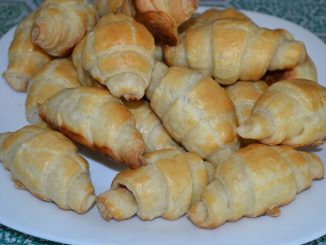 Рогалики из слоеного теста с беконом