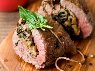 Рулет из мяса с начинкой