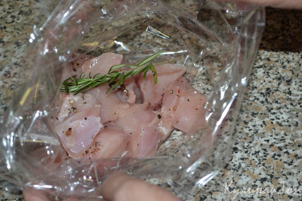 Шашлык из куриной грудки в рукаве